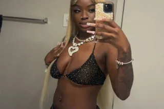 5'3 🍫Young and sexy😍The REAL 👅... - Image 1